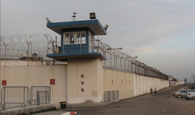 إخلاء قسم في سجن "النقب" فيما الأسرى يعدون لإضراب مفتوح.. وخطوات تصعيدية في "عوفر"