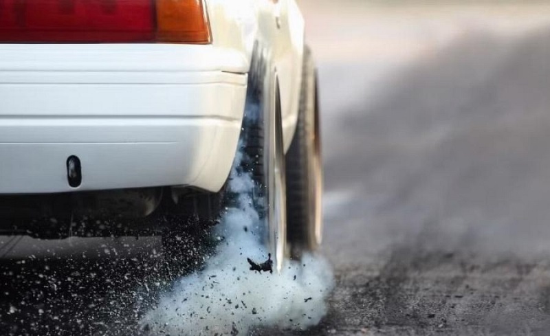 الفرامل والإطارات أكثر تلوثا من عوادم السيارات.. لماذا؟