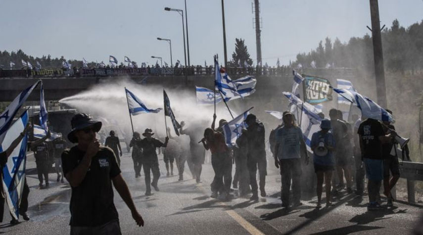 مظاهرات ضخمة وإغلاق طرق في الكيان الصهيوني احتجاجاً على "التعديلات القضائية"