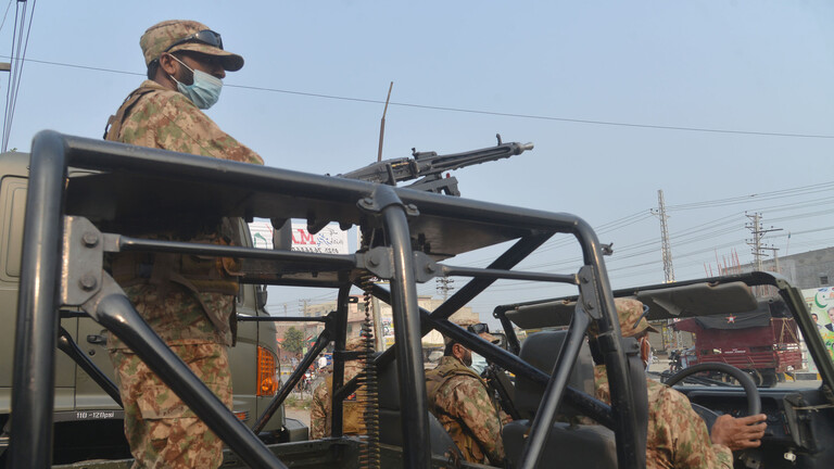 مقتل 12 جنديا جنوبي باكستان في هجوم مسلح