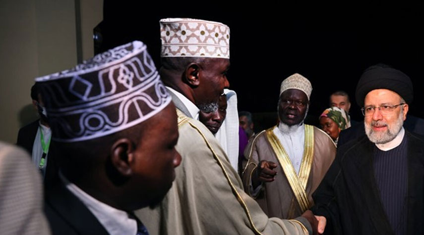 آية الله رئيسي يلتقي مسلمي أوغندا في أكبر مسجد بشرق إفريقيا