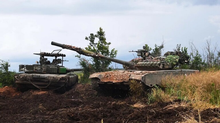 خبير امريكي: واشنطن لن تقر بالهزيمة حتى تصل الدبابات الروسية كييف
