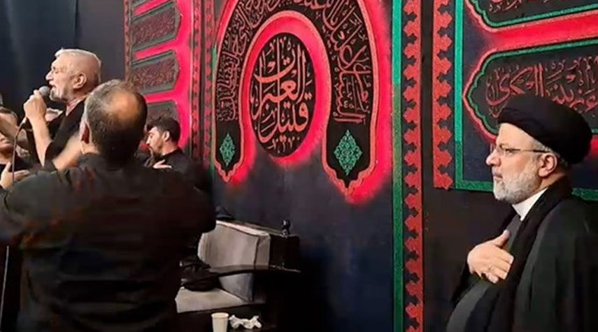 رئيسي يحضر مراسم العزاء الحسيني في مسجد أرك بطهران