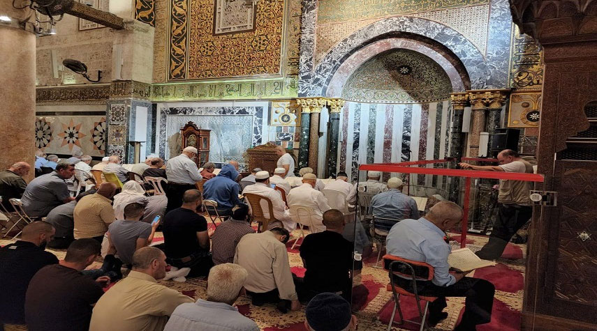 آلاف الفلسطينيين يؤدون صلاة الفجر العظيم في المسجد الأقصى المبارك