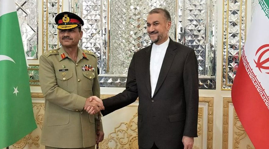 قائد الجيش الباكستاني: نحن جادون في محاربة الإرهاب بالتعاون مع إيران 