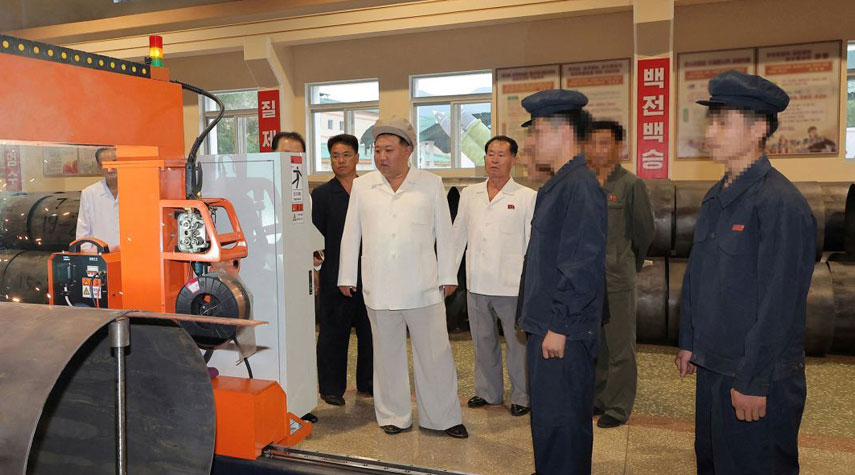 زعيم كوريا الشمالية يتفقد مصانع الأسلحة في بلاده