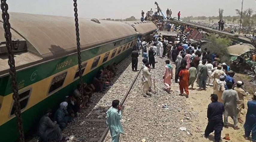 باكستان... خروج قطار عن مساره يودي بحياة 15 مواطنا