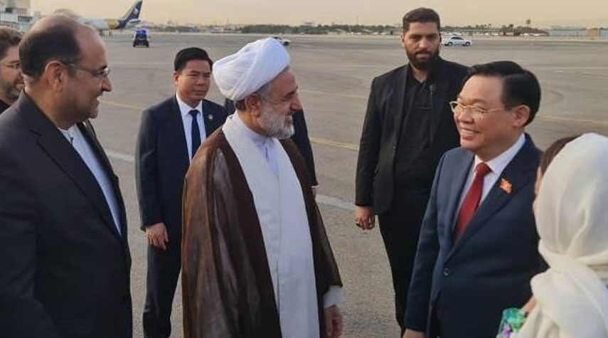 رئيس البرلمان الفيتنامي يصل الى طهران