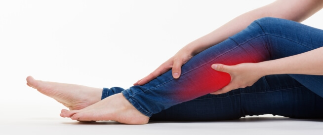 ما أسباب تقلص العضلات في الساق أثناء النوم؟