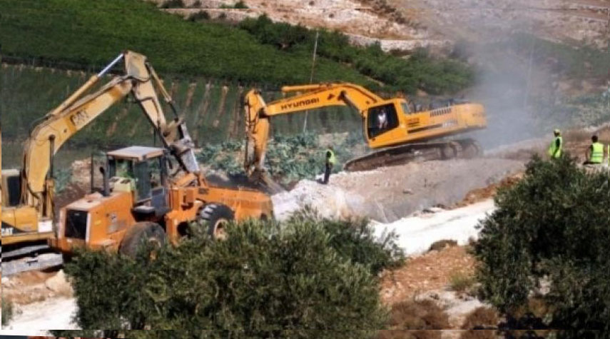 فلسطين.. قوات الاحتلال تجرف عشرات الدونمات الزراعية غرب سلفيت