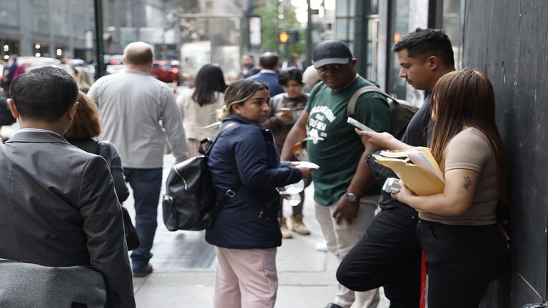 ارتفاع عدد الأمريكيين الراغبين بالحصول على إعانات البطالة