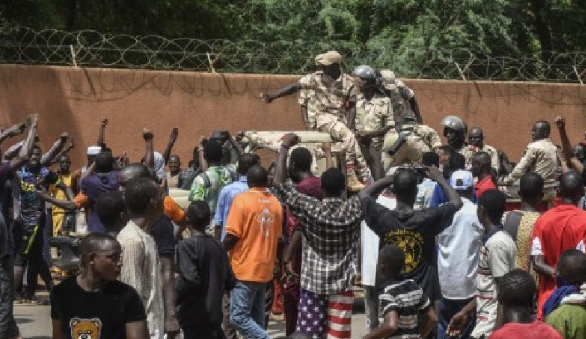 أنصار انقلاب النيجر يحتجون ضد باريس قرب القاعدة الفرنسية