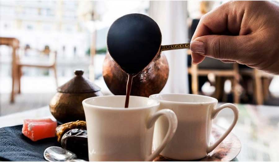 لعشاق القهوة الصباحية: اجتنب عن شربها عند الاستيقاظ!