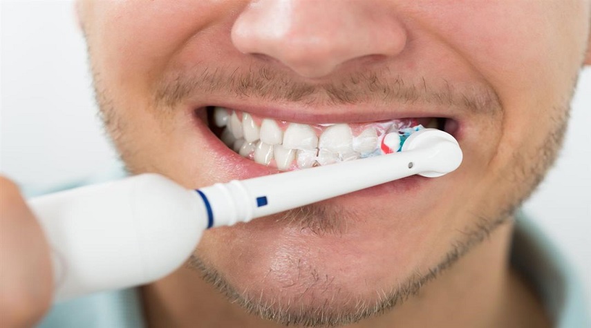 خطأ أثناء تنظيف الأسنان يزيد من اصفرارها