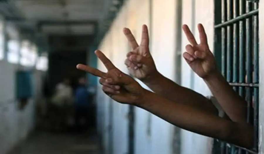 الأسرى الفلسطينيون يدخلون إضرابا مفتوحا في سجون الاحتلال