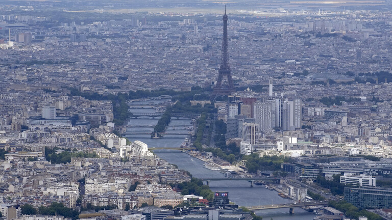 فرنسا.. نهر باريس "الوسخ" يسبب انتكاسة للباراترياثلون