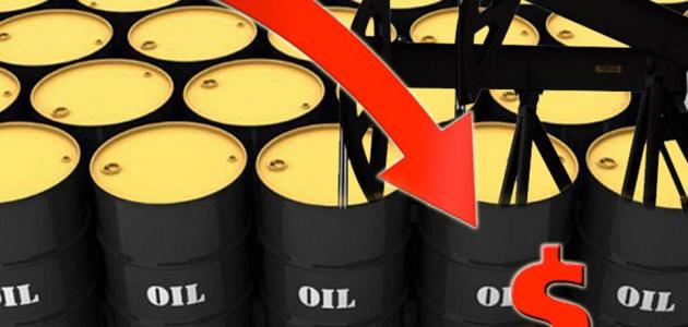 النفط يواصل انخفاضه