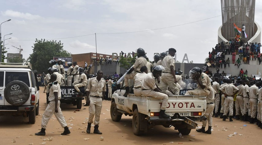 النيجر.. تظاهرات داعمة للإنقلابيين والجيش يعلن الإستنفار