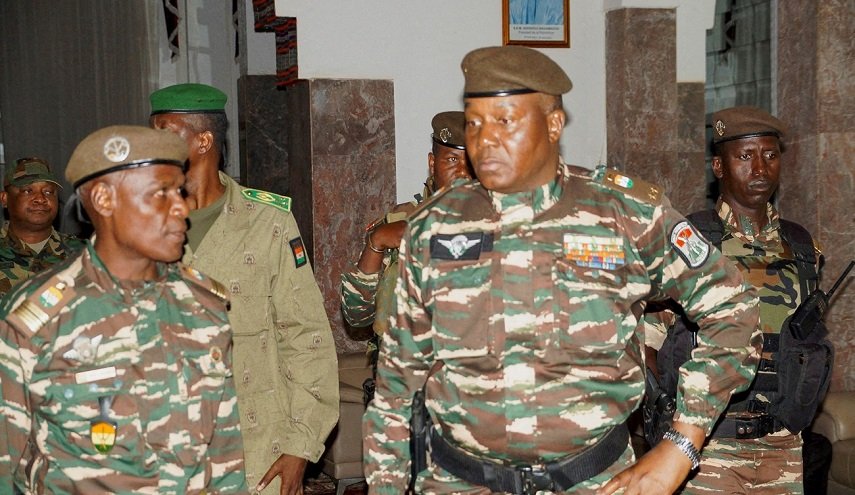 المجلس العسكري بالنيجر يهدد السفير الفرنسي