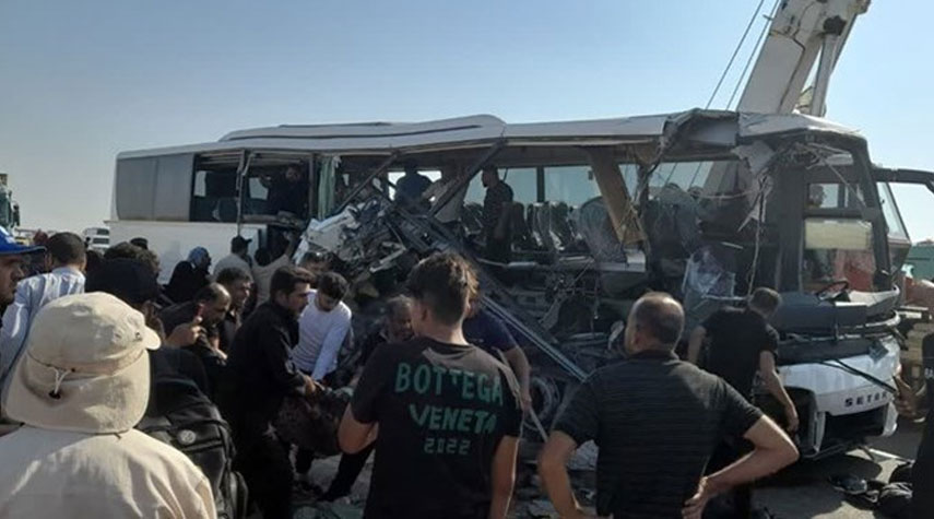 نقل الضحايا والجرحى في حادث حافلة الزوار الإيرانيين في العراق الى إيران