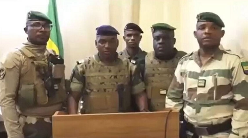العسكريون في الغابون يقيلون الرئيس بونغو ويعلنون قرب اختيار قائد جديد