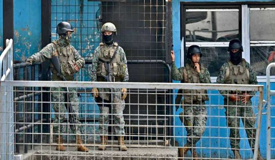 سجناء يحتجزون العشرات من الحراس بينهم ضباط في الإكوادور