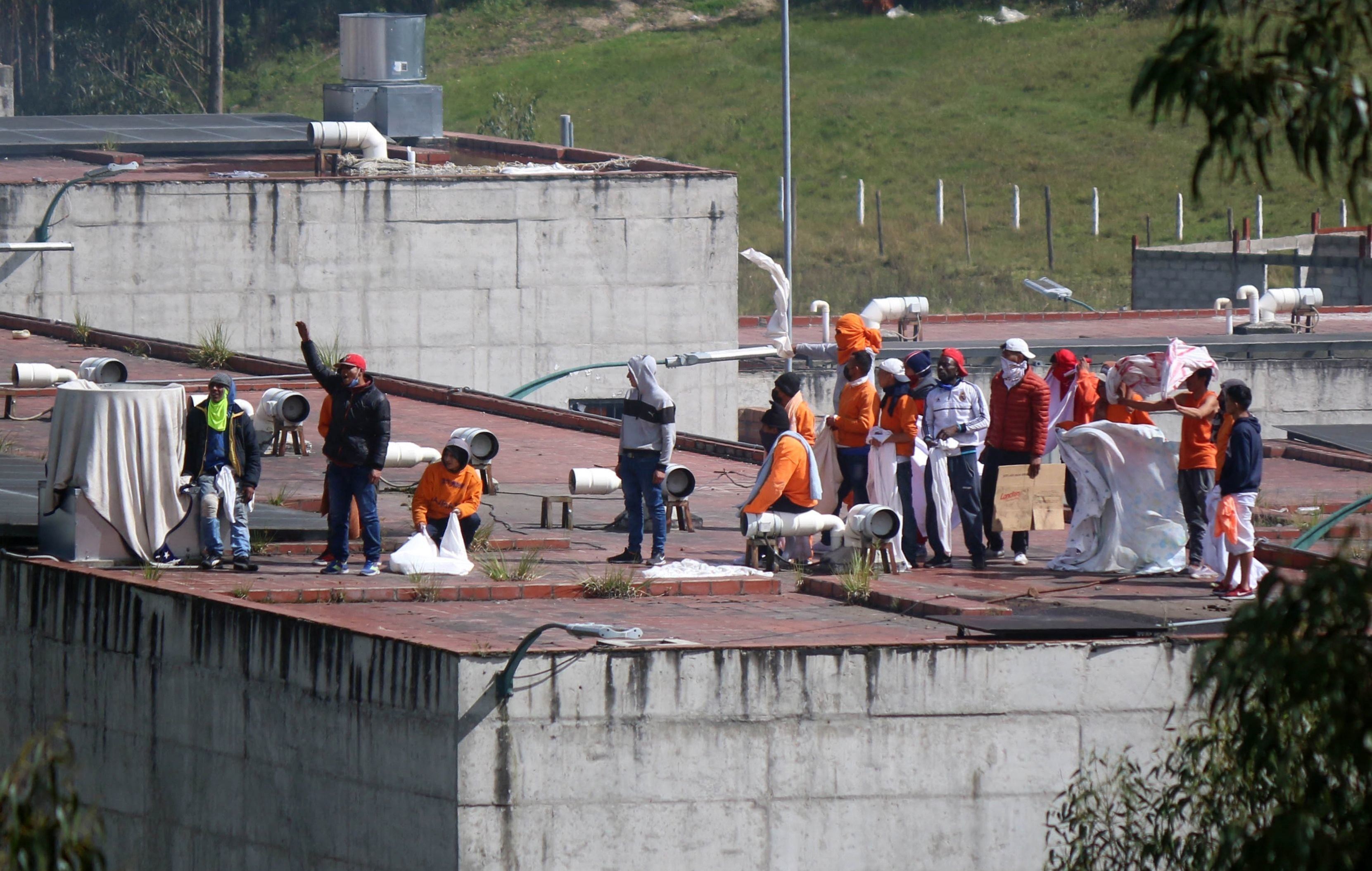 سجناء في الإكوادور يطلقون سراح الحراس والشرطة