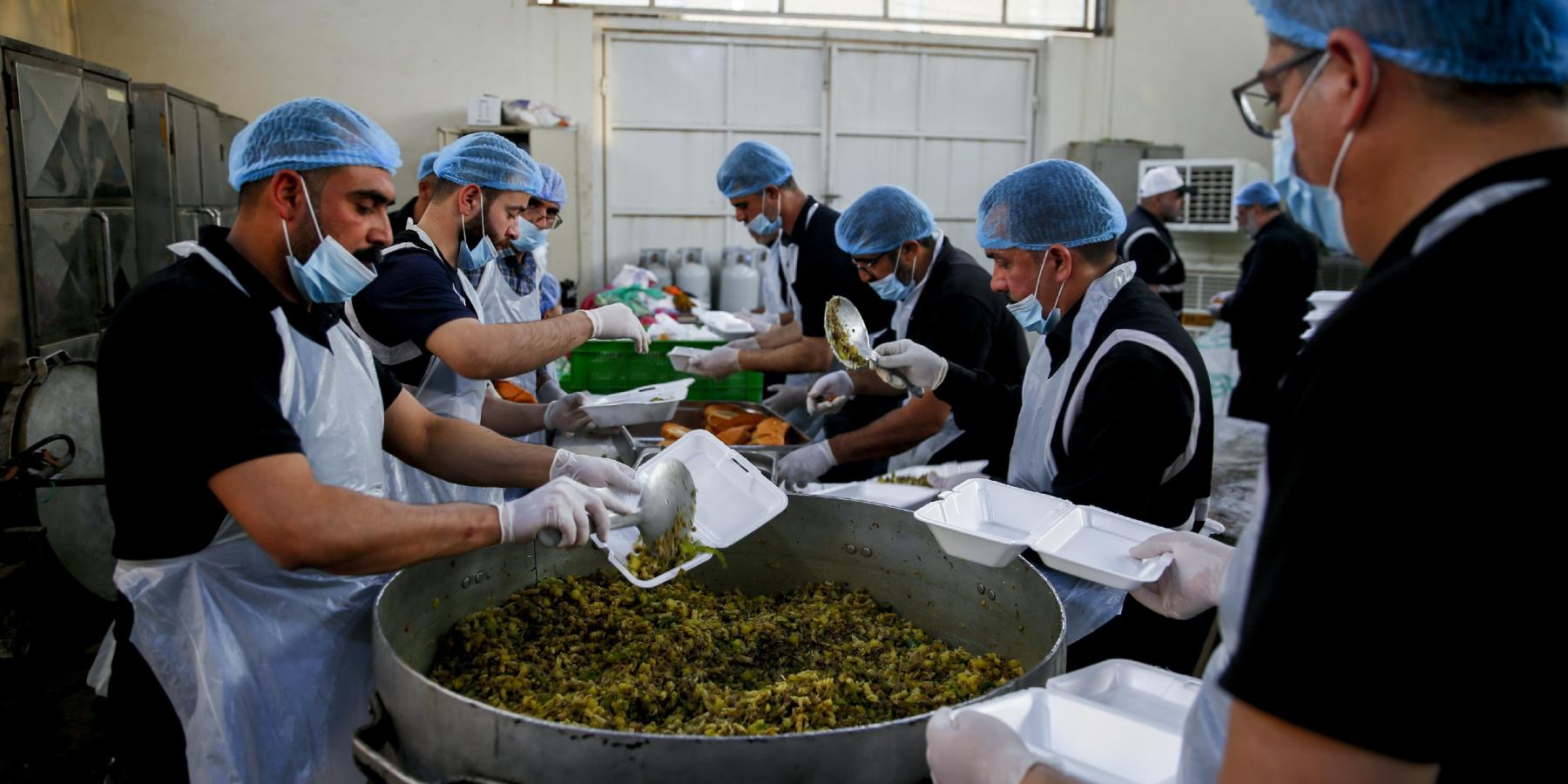 تقديم آلاف وجبات الطعام لزائري الأربعينية في طريق يا حسين 