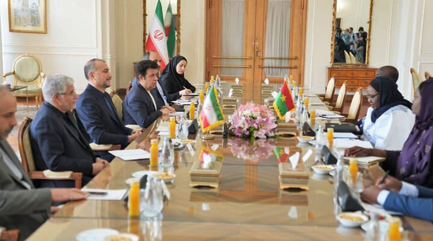 وزير الخارجية الإيراني يستقبل وزيرة خارجية بوركينا فاسو في طهران