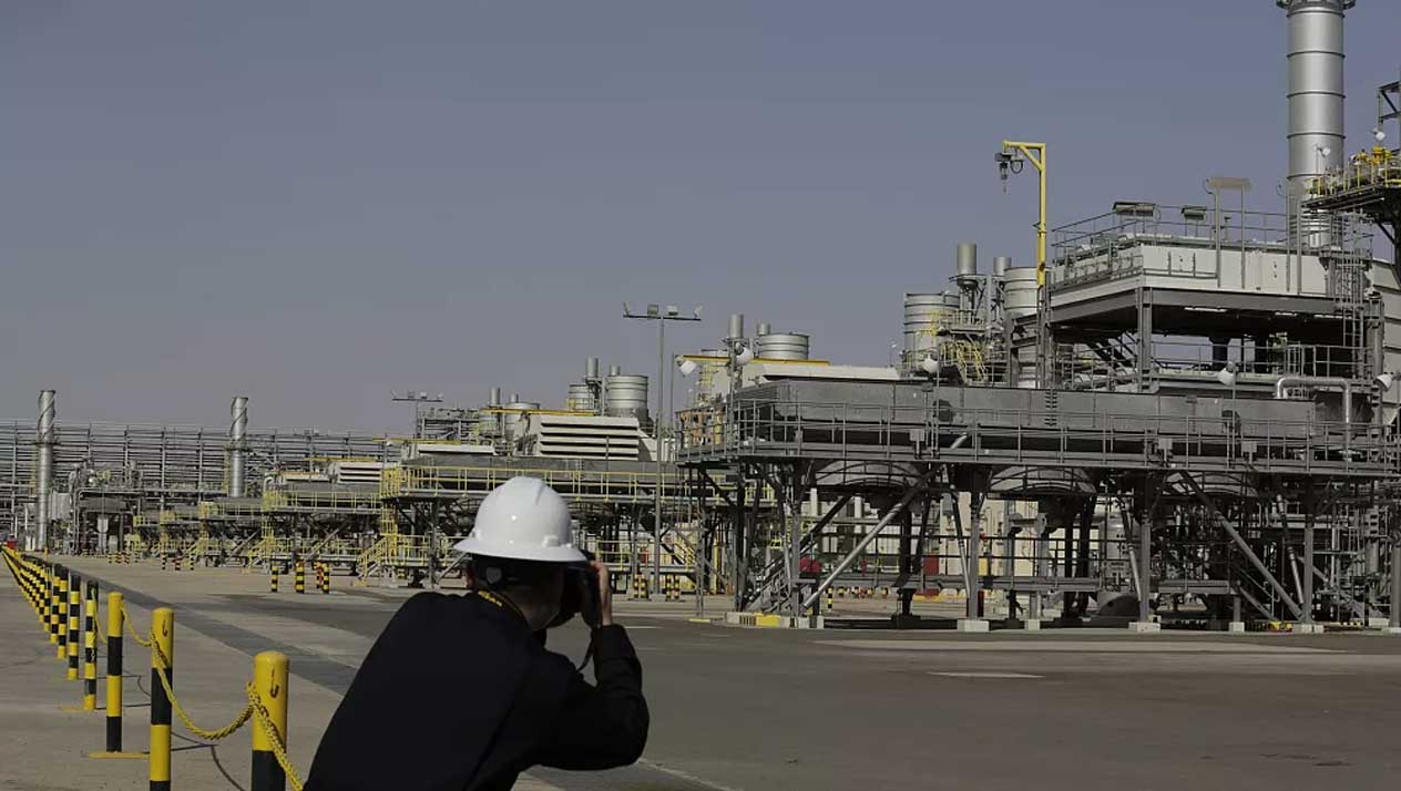 روسيا والسعودية تمددان خفض إنتاج النفط 