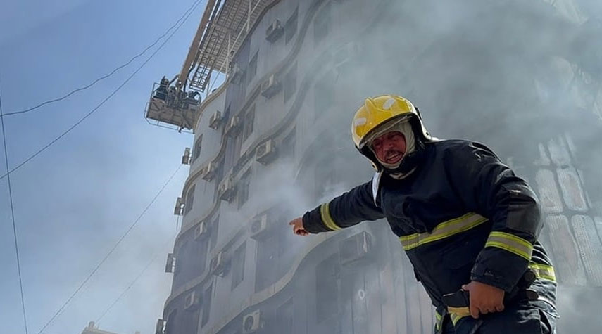 إنقاذ 20 زائراً اجنبياً من حريق نشب بأعلى بناية فندق في النجف الأشرف