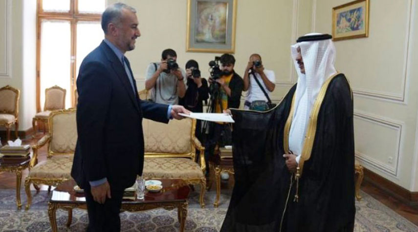 السفير السعودي يقدم اوراق اعتماده الى وزير الخارجية الايراني