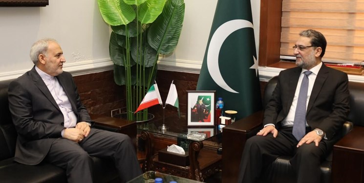 وزير الدفاع الباكستاني يؤكد على تعزيز التعاون مع إيران لمكافحة الإرهاب