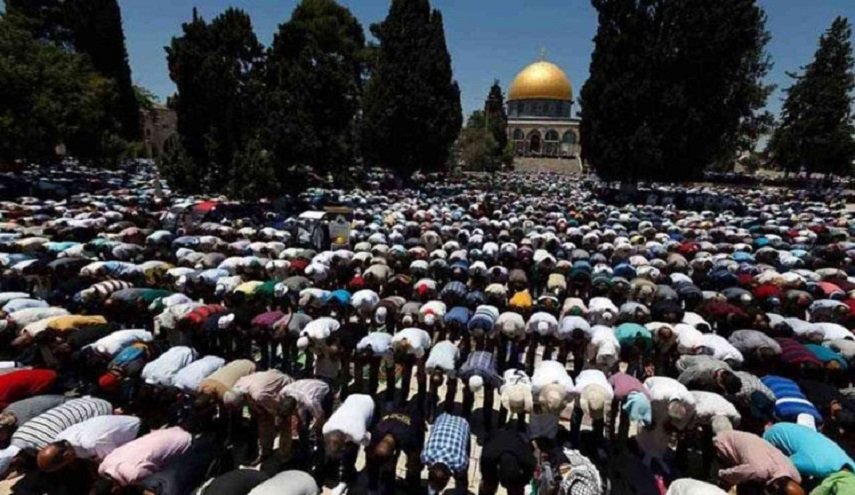 فلسطين المحتلة.. عشرات الآلاف يؤدون صلاة الجمعة في المسجد الأقصى
