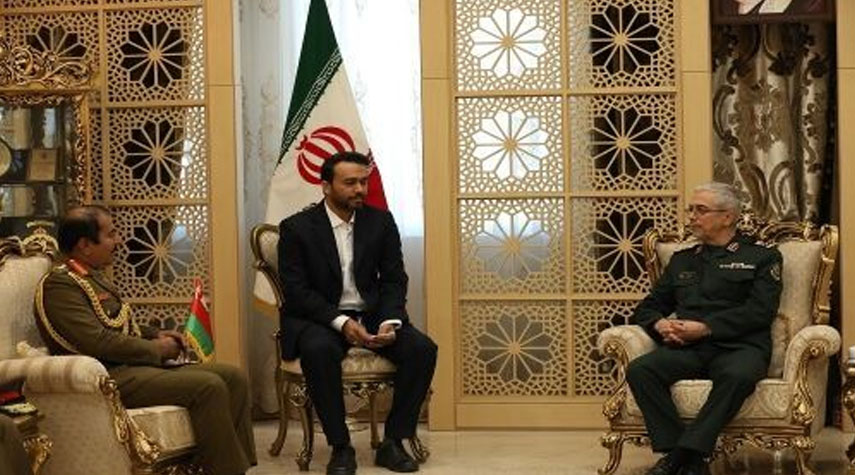 رئيس الأركان الإيراني يستقبل قائد الجيش السلطاني العماني في طهران