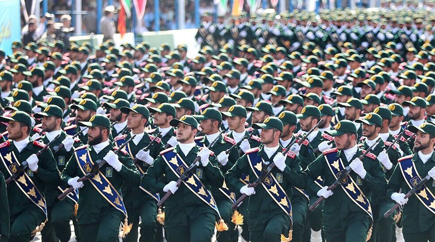 إستعراض عسكري في طهران بمناسبة أسبوع الدفاع المقدس