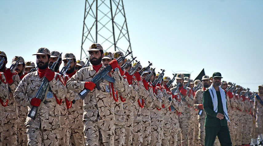بالصور من ايران.. استعراض عسكري بمناسبة اسبوع الدفاع المقدس
