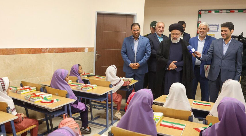 الرئيس الإيراني مخاطبا طلبة المدارس.. أدعوكم الى تحقيق التقدم بأقلامكم