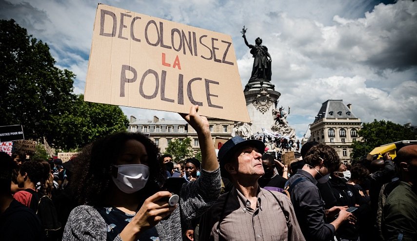 تظاهرات حاشدة في فرنسا رفضا للعنصرية وعنف الشرطة