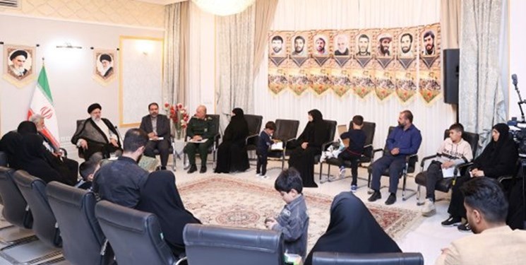 الرئيس الايراني لعوائل الشهداء : طالبوا بحل المشاكل بصفتكم أصحاب النظام والثورة
