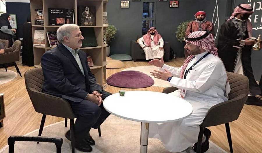 السفير الإيراني يزور معرض الرياض للكتاب 