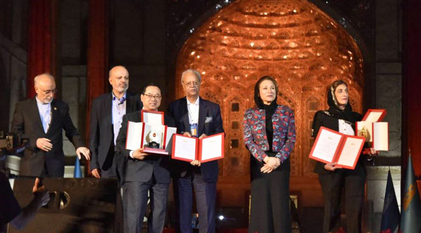 ايران... توزيع الجوائز على الفائزين بجائزة المصطفى (ص)