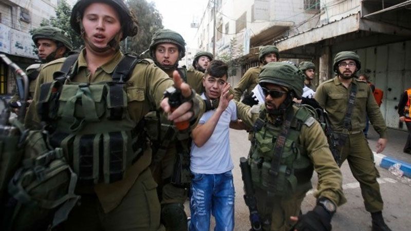 الكيان الصهيوني يعتقل اطفال فلسطينين في الخليل