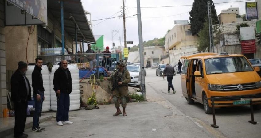 قوات الاحتلال تغلق المحال التجارية في حوارة بالإكراه