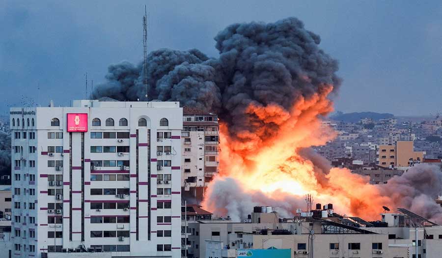 الاحتلال يقصف منازل قيادات ومكاتب حماس في غزة 
