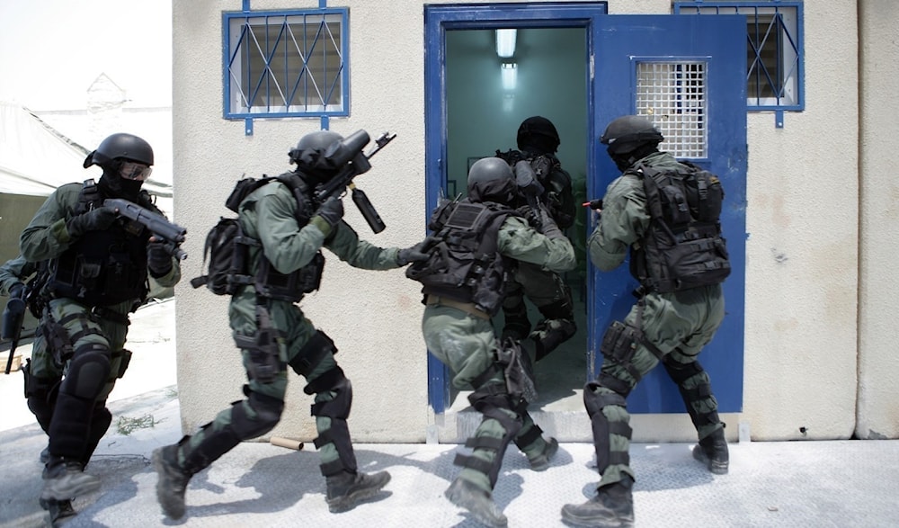 قوات اسرائيلية تقتحم أقسام الأسرى في سجني عوفر ومجدو