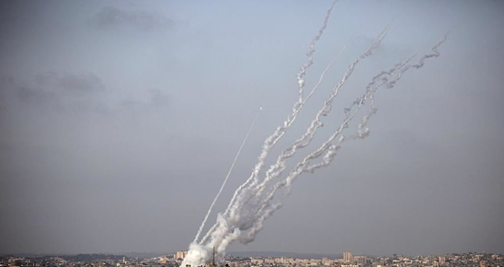 رداً على استهداف المدنيين.. المقاومة تدكّ المستوطنات بأكثر من 90 صاروخاً