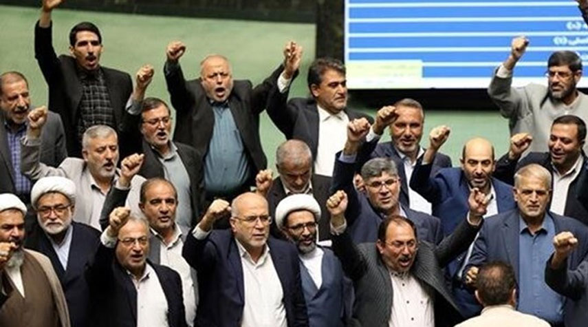 نواب البرلمان الإيراني يرددون شعار"الموت لإسرائيل"