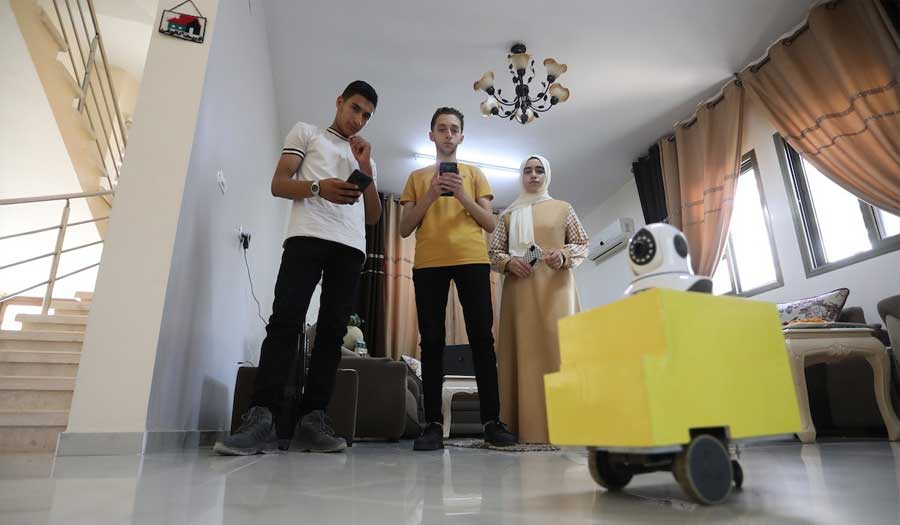 "روبوت الإنقاذ".. جهاز فلسطيني للبحث بين الأنقاض 