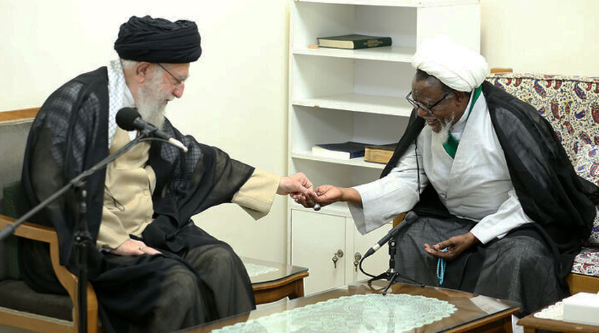 قائد الثورة الاسلامية يمنح هدية للشيخ الزكزاكي وزوجته